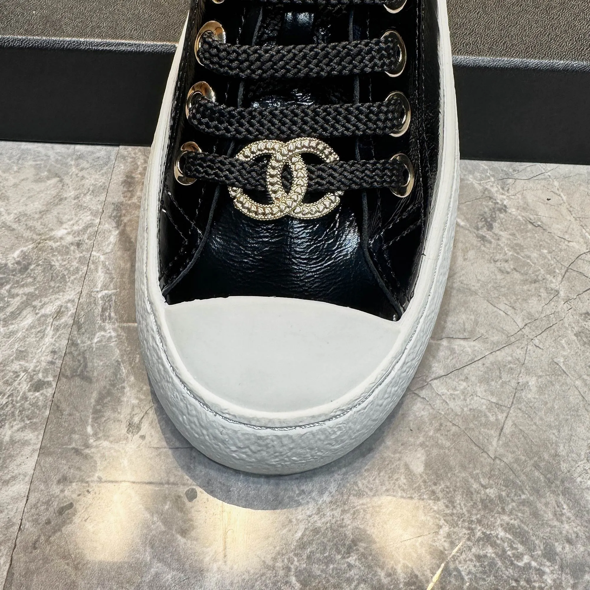 👟👟Ex-factory price 440👟👟 Chanel Chanel - 2024 counter top casual sports shoes This classic design; the upper is electro-embroidered with a variety of craftsmanship; the outsole is fashionable and sporty; it is extraordinary and incorporates a variety of color matching elements... The diversified mix and match is very good-looking and versatile, casual, fashionable, sports and outdoor can be taken into account... ꫛꫀꪝ Go➫ Material: ❶Upper made of: Original imported cowhide ❷Inside made of: original imported breathable sheepskin ❸Outsole based on: original TPU outsole Full set of boutique packaging for women 35–41